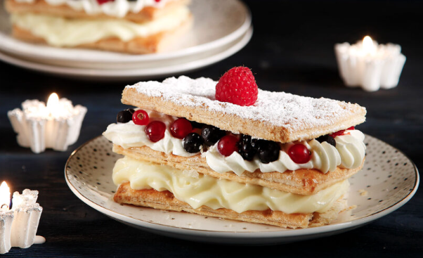 μιλφέιγ-με-φρούτα-του-δάσους-563338117