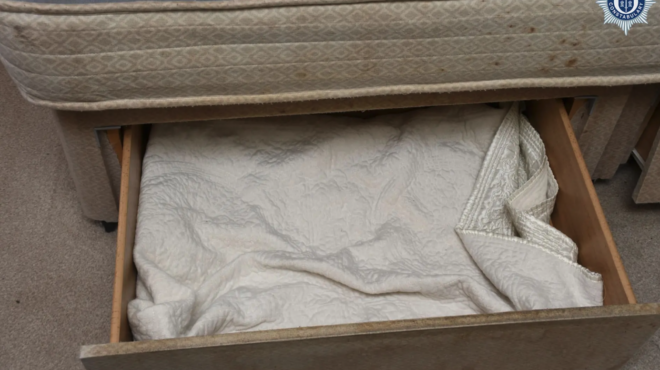 βρετανία-μητέρα-κρατούσε-το-παιδί-της-563341873