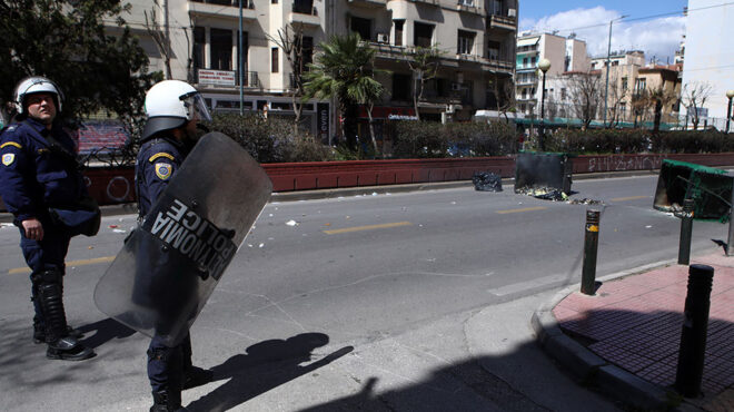 ενταση-έξω-από-την-ασοεε-φωτιές-σε-κά-563319058