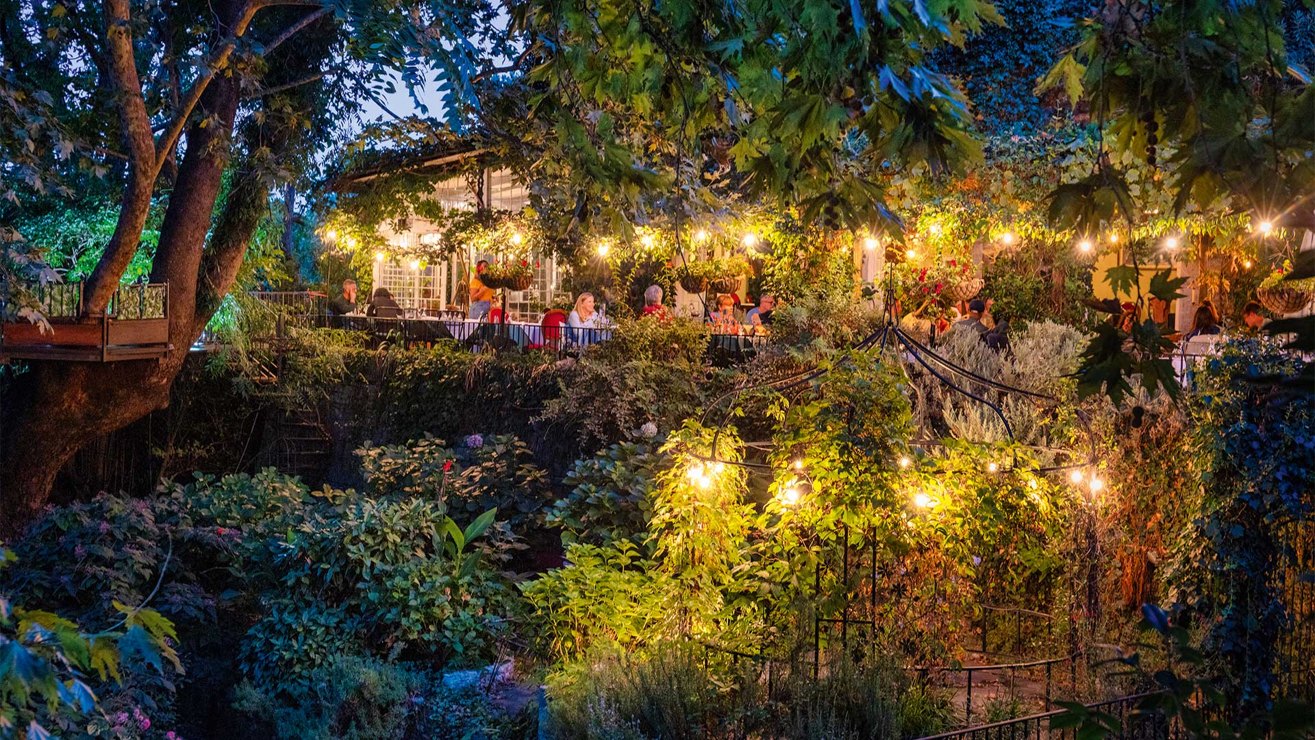 Τσαγκαράδα: Το χωριό των αιώνιων πλατάνων και των φθινοπωρινών χρωμάτων-6