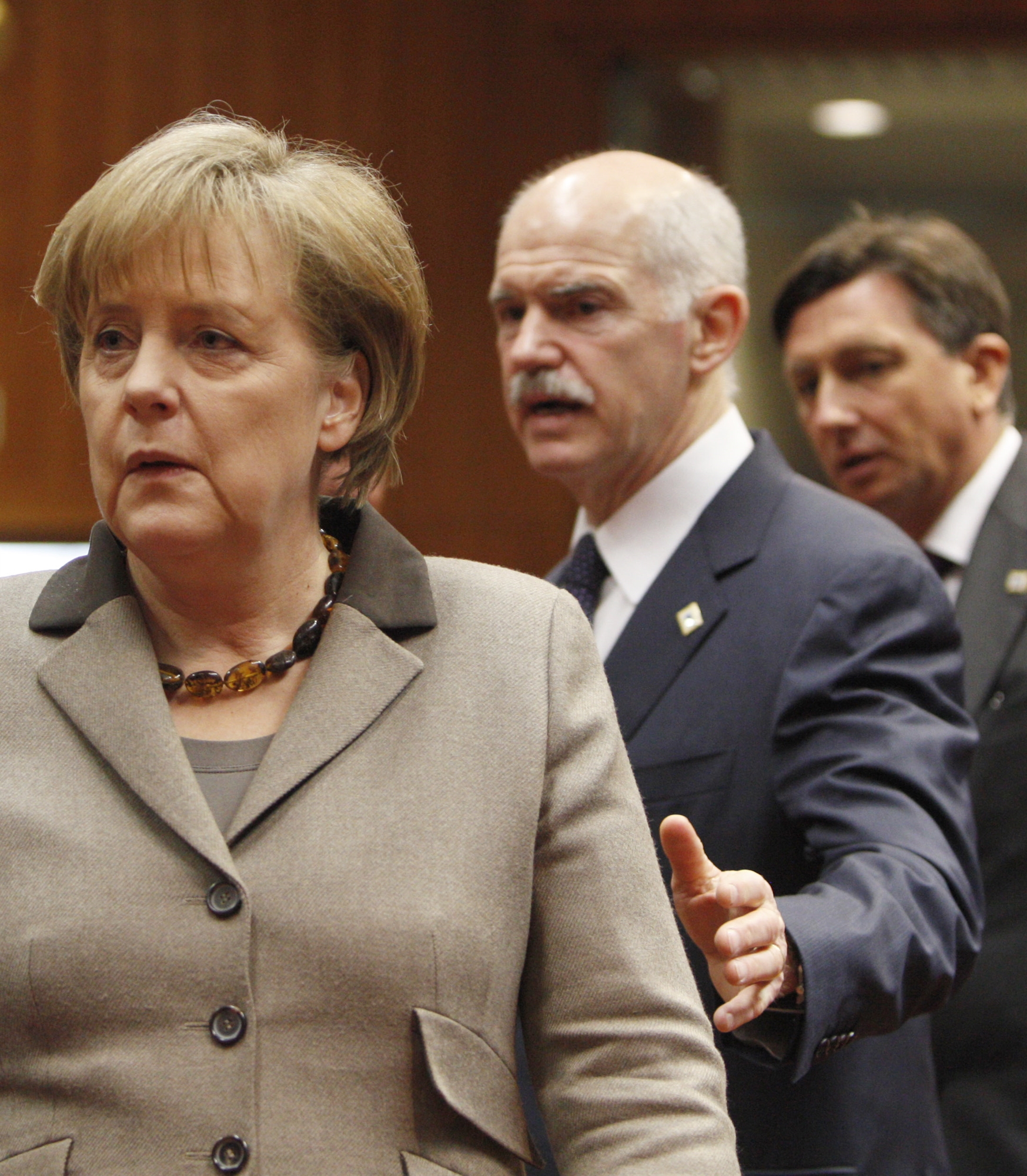 Η Μέρκελ θυμάται: Η σιωπή του ΓΑΠ και το χαμόγελο του Τσίπρα-1