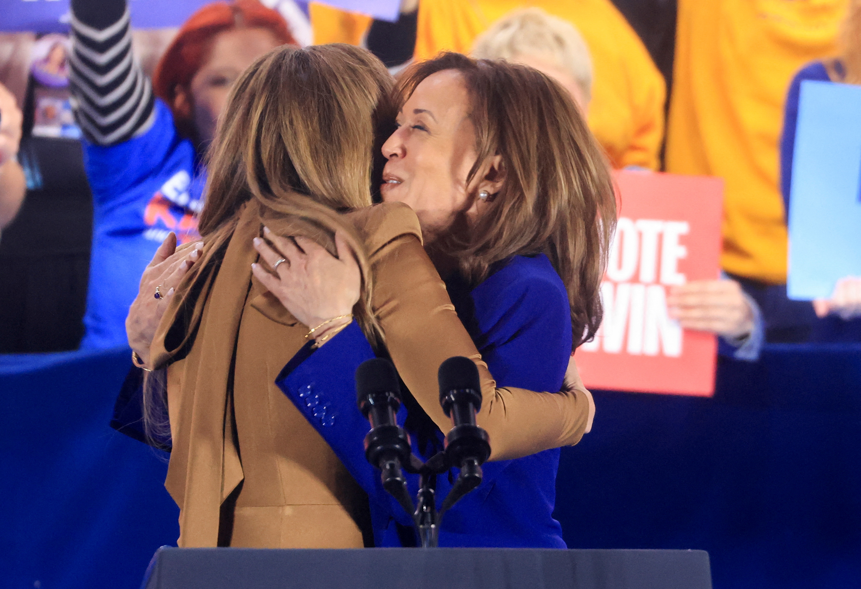 H Τζένιφερ Λόπεζ στο πλευρό της Κάμαλα Χάρις – «Πιστεύω στη δύναμη των Λατίνων, let’s get loud»-1