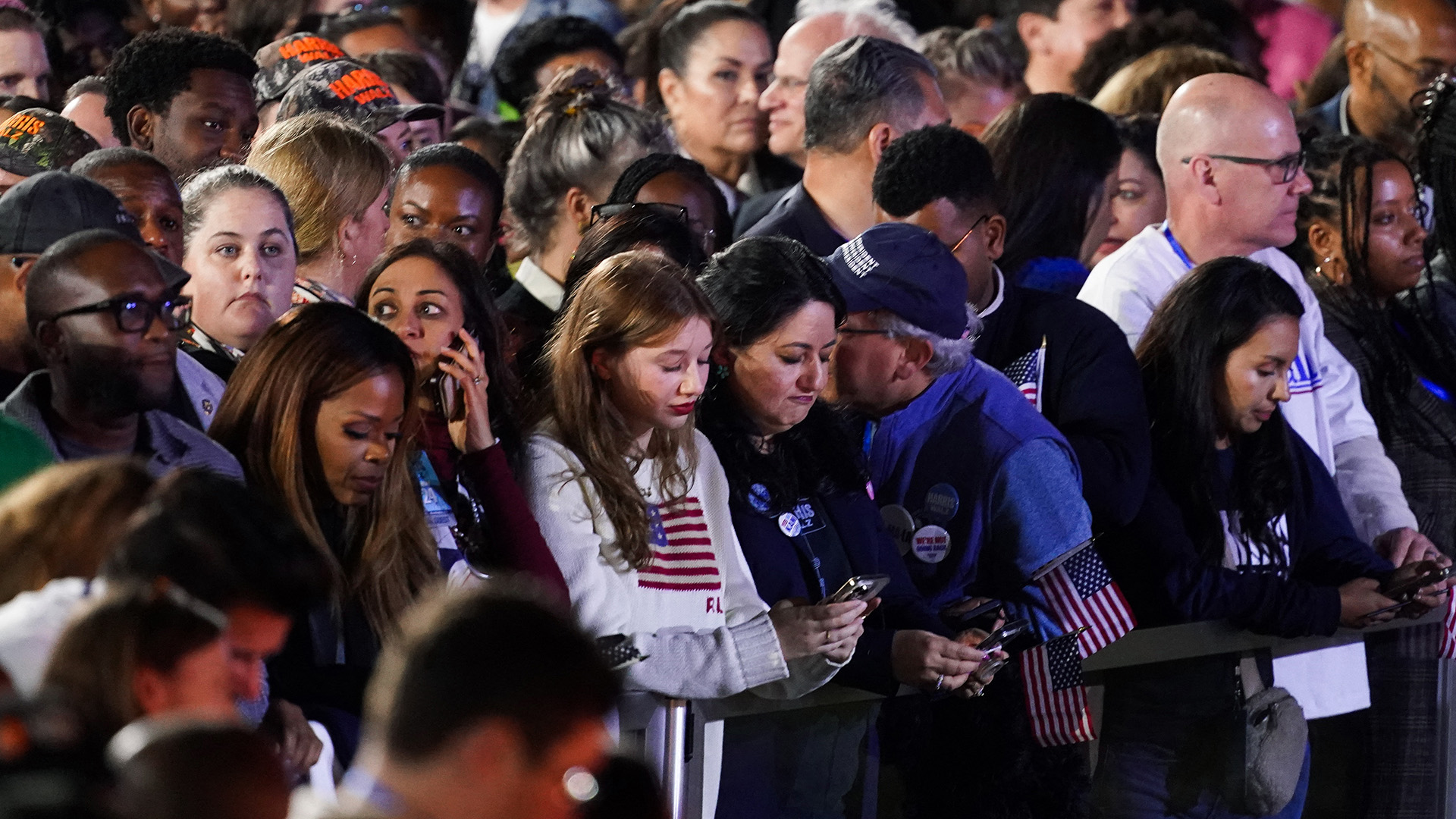 Εκλογές ΗΠΑ 2024: Κατήφεια και απογοήτευση στο εκλογικό πάρτι της Χάρις-1