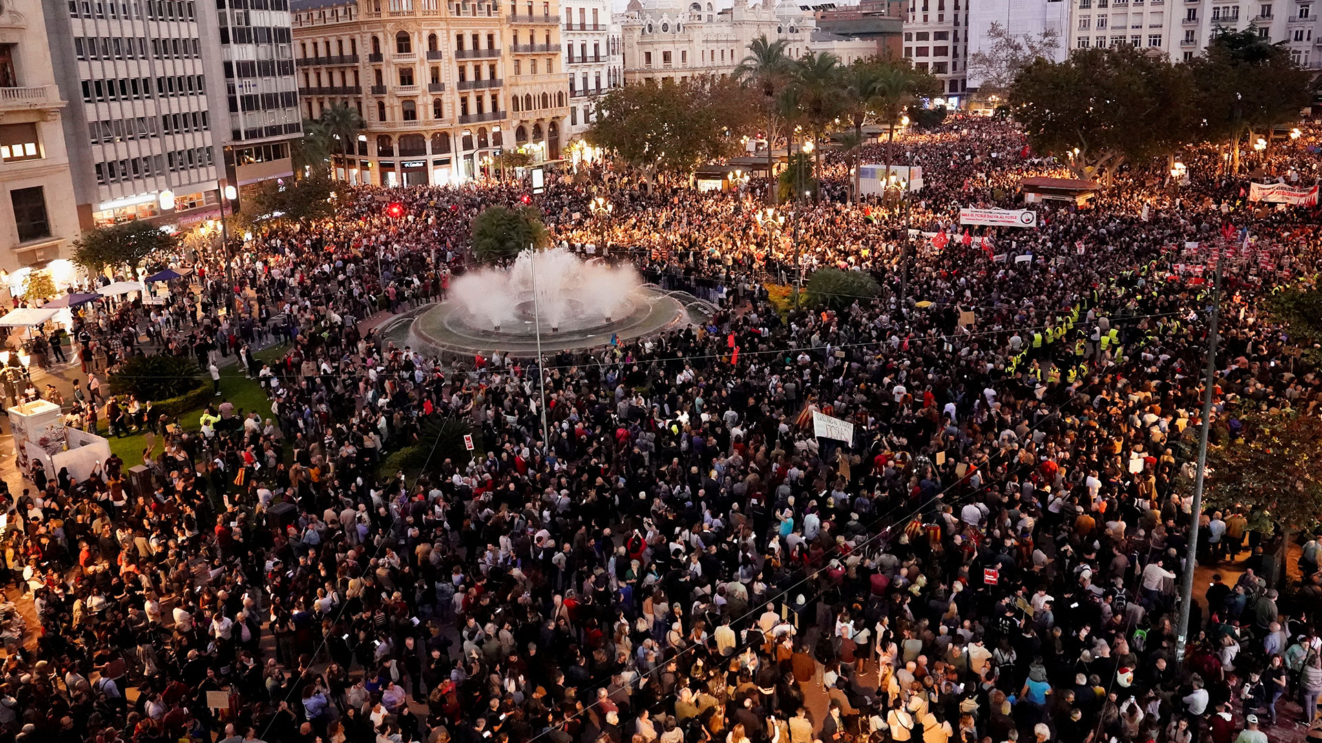 Βαλένθια: «Δικαιοσύνη» ζητούν χιλιάδες διαδηλωτές για τους νεκρούς από τις φονικές πλημμύρες-1