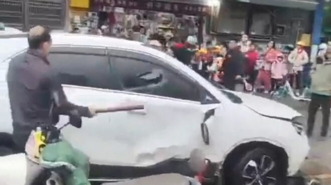 κίνα-αυτοκίνητο-έπεσε-πάνω-σε-πλήθος-μ-563330422