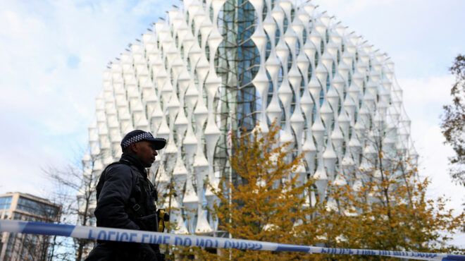 λονδίνο-ερευνα-για-ύποπτο-πακέτο-κοντ-563335270