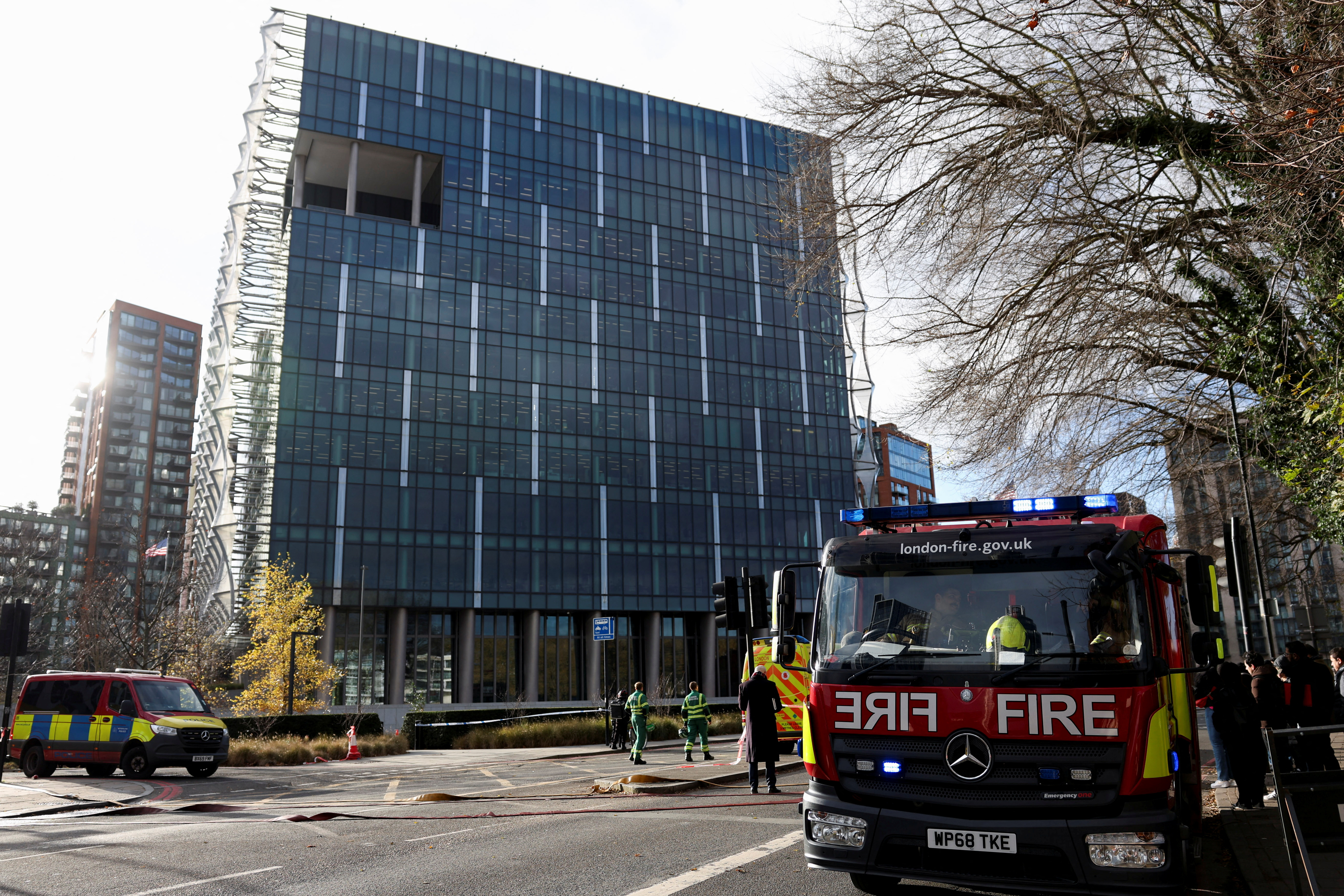 Λονδίνο: Ερευνα για ύποπτο πακέτο κοντά στην αμερικανική πρεσβεία-1