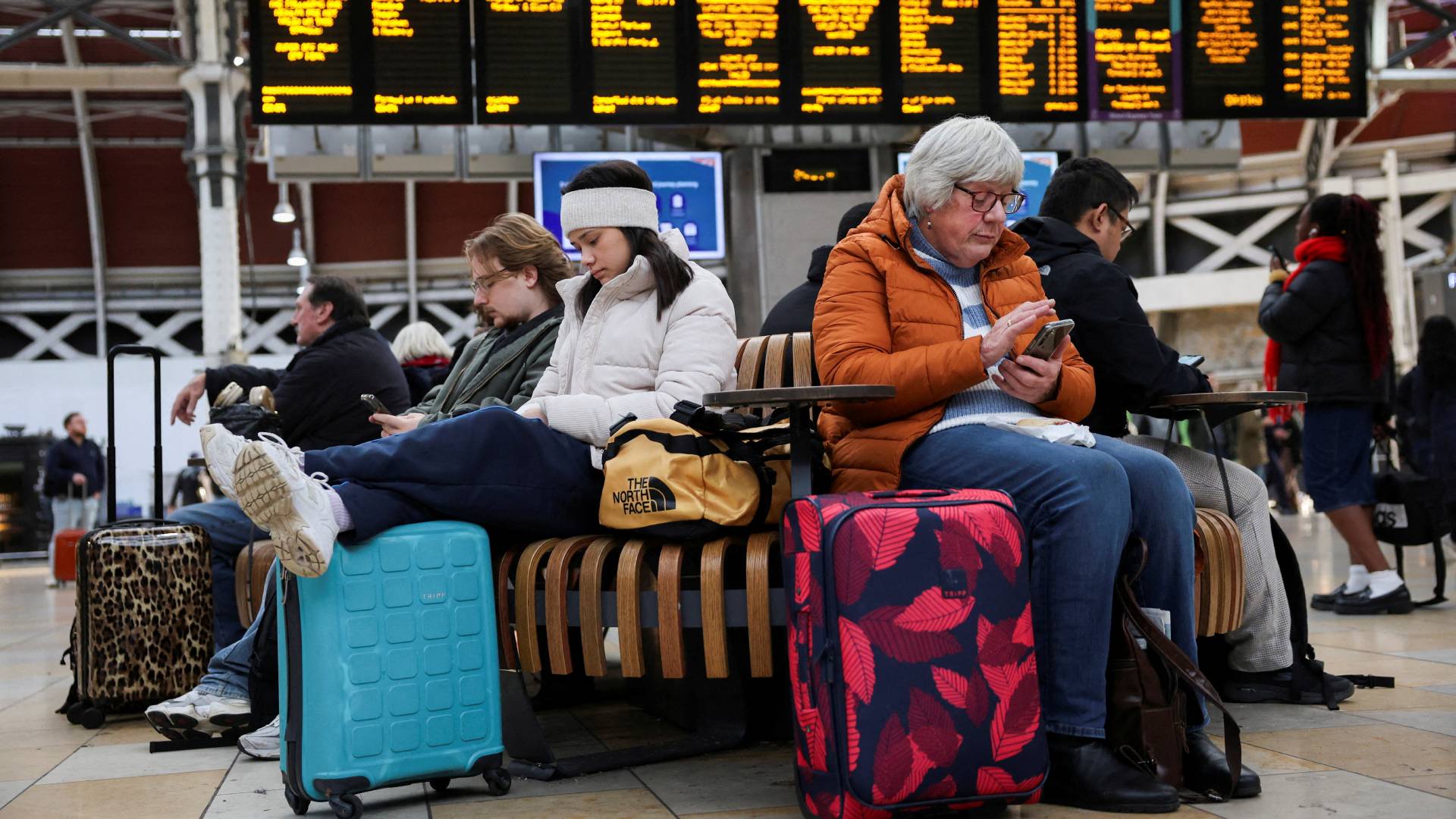 Βρετανία: Τέσσερις νεκροί και προβλήματα στις μεταφορές λόγω της καταιγίδας Μπερτ-2