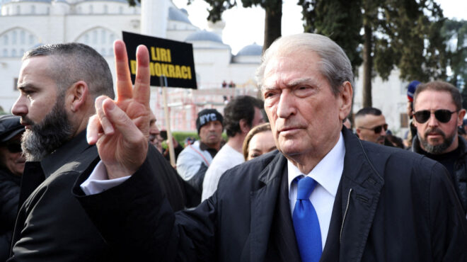 αλβανία-ελεύθερος-ο-πρώην-πρόεδρος-σα-563343256