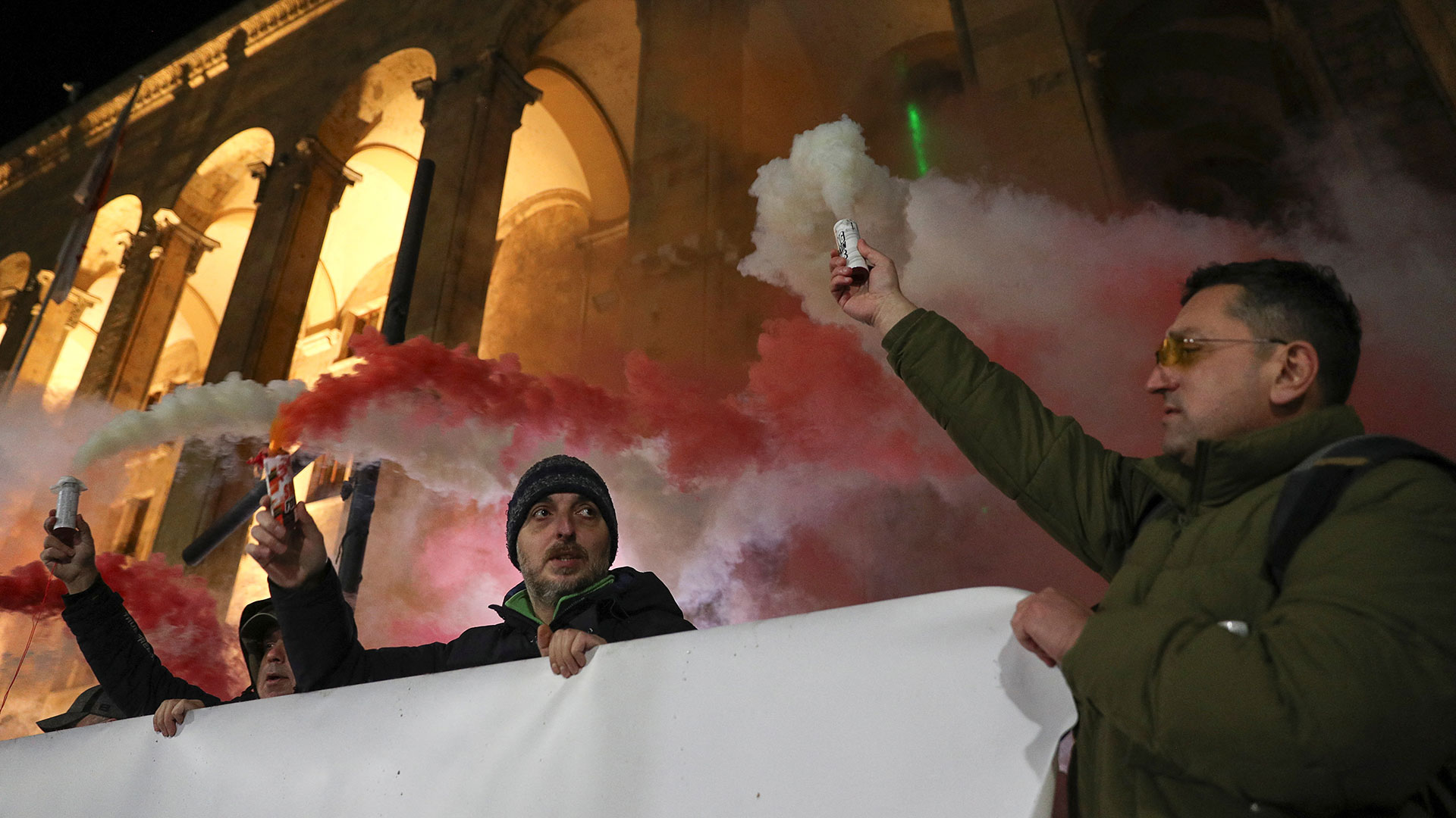 Γεωργία: Μαζικές διαδηλώσεις για την αναστολή της ευρωπαϊκής πορείας-1