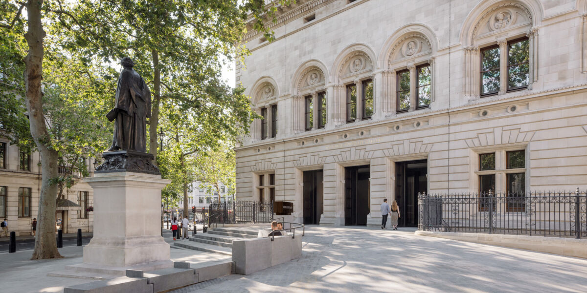 Παρέα «στα κλεφτά» με τους πίνακες του Φράνσις Μπέικον στο Λονδίνο-1