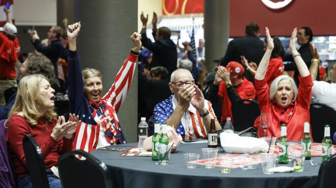 επιστρέφει-στον-λευκό-οίκο-ο-τραμπ-563308903