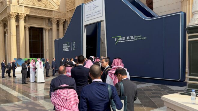 το-ριάντ-χαμηλώνει-τον-πήχυ-για-τη-high-tech-πό-563310772