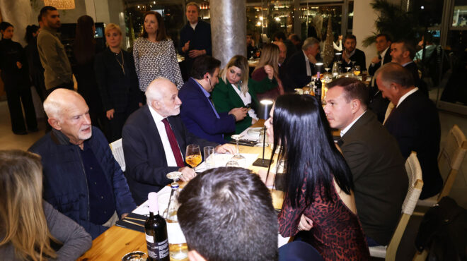 θεωρείο-οι-χειραψίες-στο-πασοκ-563324668