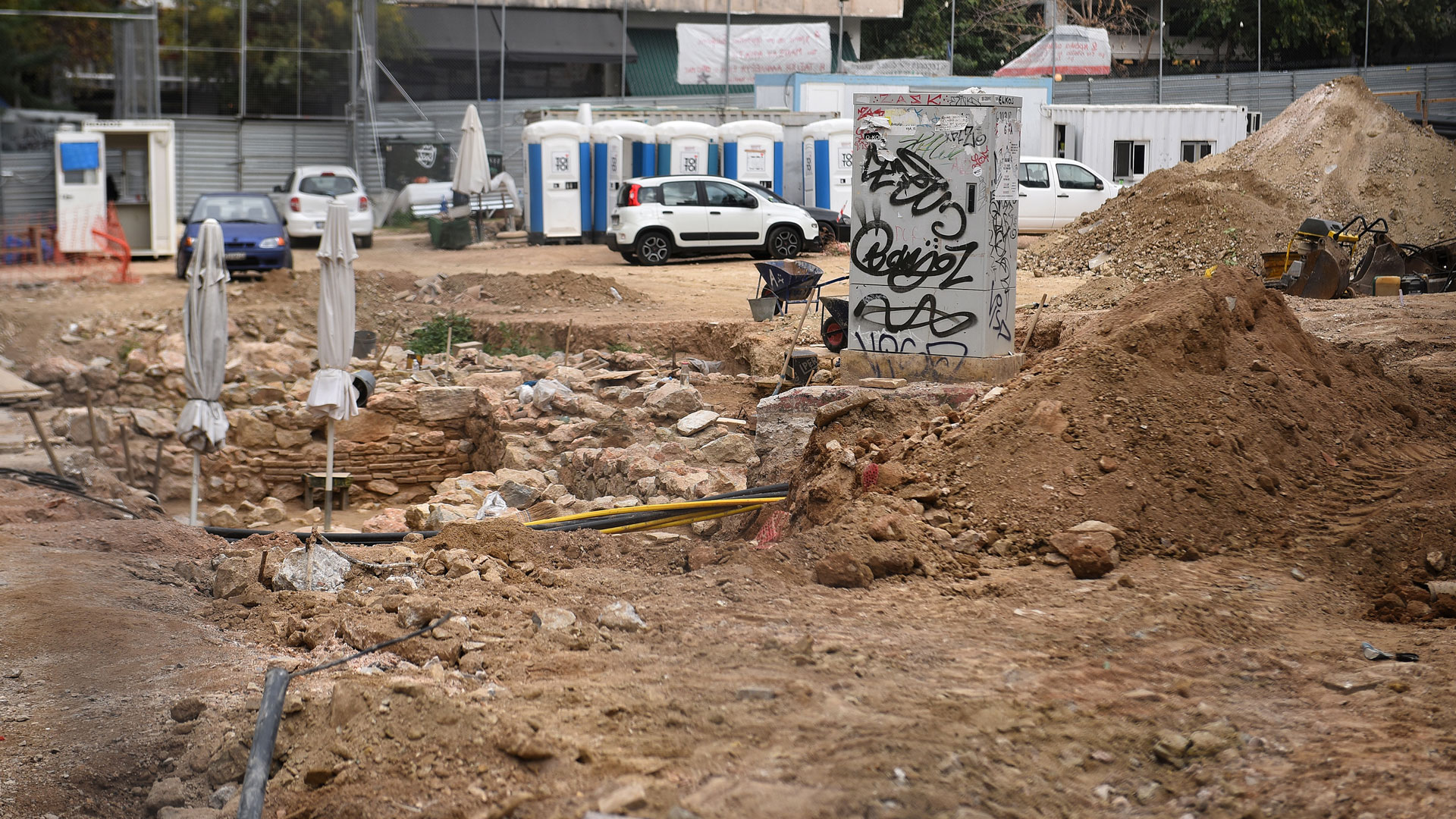 Εξάρχεια – Μετρό: Αφαιρέθηκαν οι πρώτες λαμαρίνες από την πλατεία-4