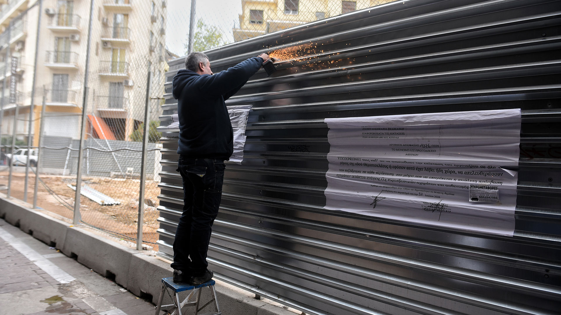 Εξάρχεια – Μετρό: Αφαιρέθηκαν οι πρώτες λαμαρίνες από την πλατεία-1