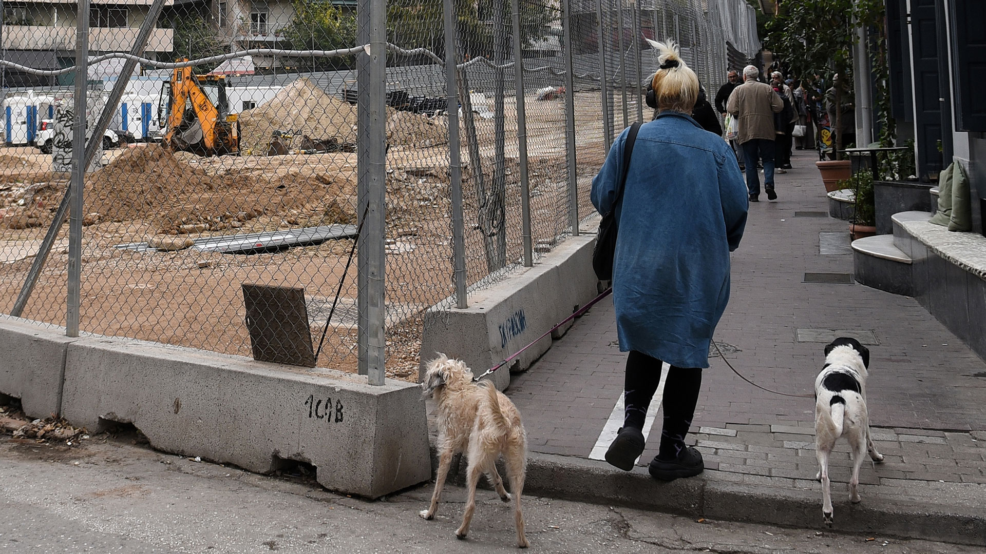 Εξάρχεια – Μετρό: Αφαιρέθηκαν οι πρώτες λαμαρίνες από την πλατεία-3