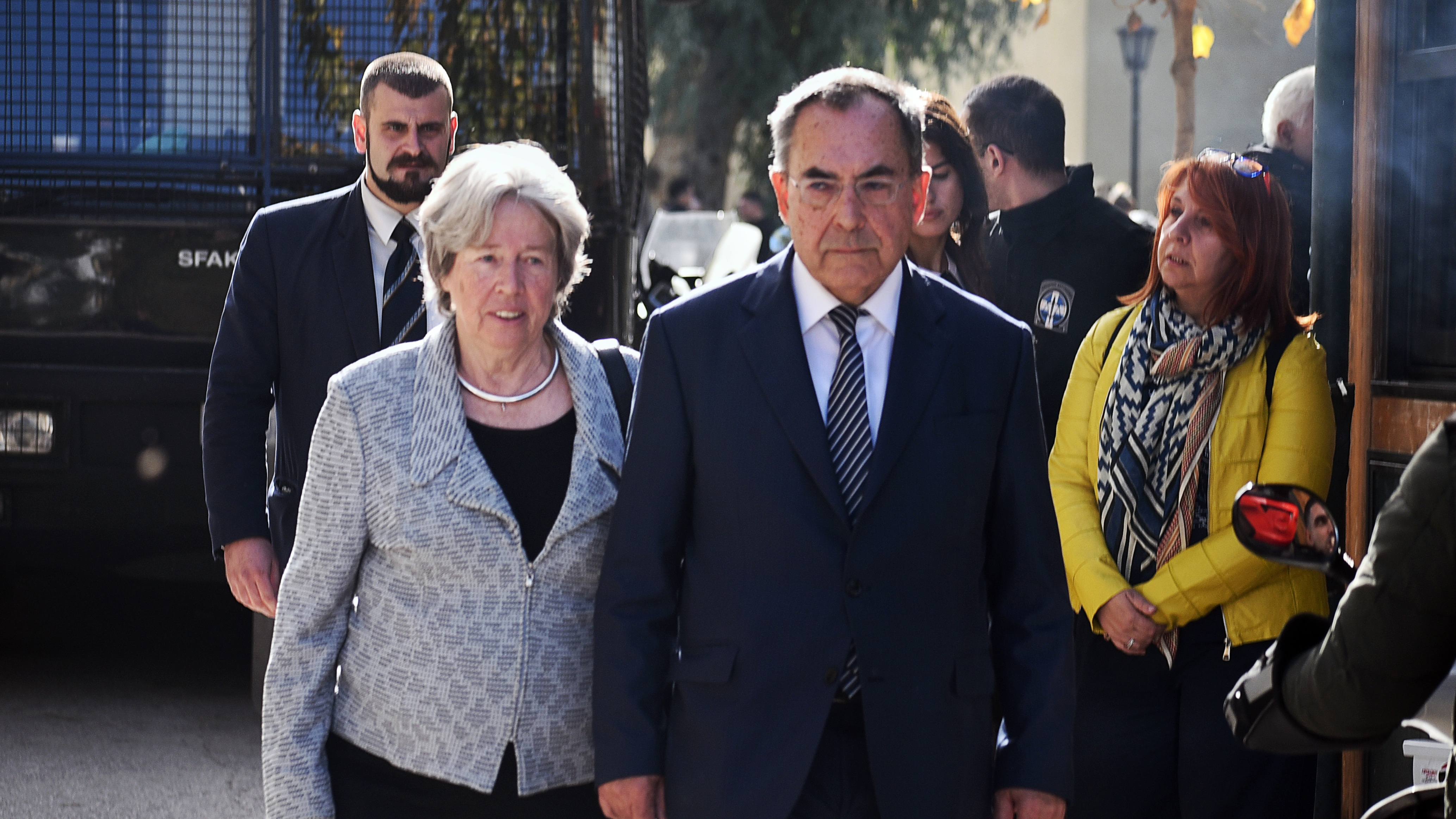 Μήνυση Λινού σε Πολάκη για συκοφαντική δυσφήμηση – Στην Ευελπίδων με δεκάδες κούτες-2