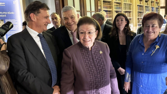 λαμπρά-εγκαίνια-της-έκθεσης-για-τα-αντ-563345134