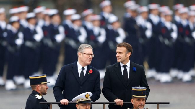 επίδειξη-ενότητας-από-μακρόν-και-στάρ-563318218