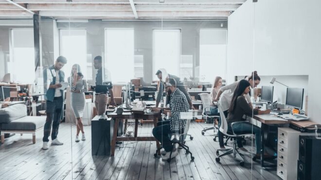 εργαζόμαστε-περισσότερο-και-απουσιά-563320894