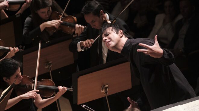 διευθύνοντας-τις-νότες-της-μουσικής-τ-563305987