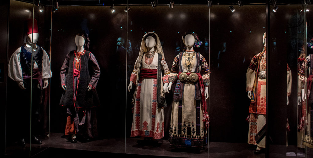 Η συλλογή «Βικτωρία Γ. Καρέλια» έκανε τις φορεσιές να μιλούν στην ψυχή μας-3