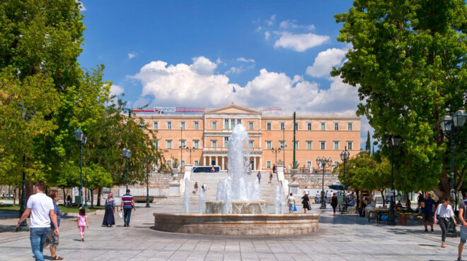 τρικυμία-στο-σιντριβάνι-της-πλατείας-563337904