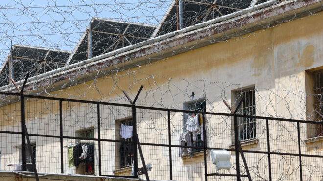 σήμα-κινδύνου-για-τις-συνθήκες-κράτησ-563309083