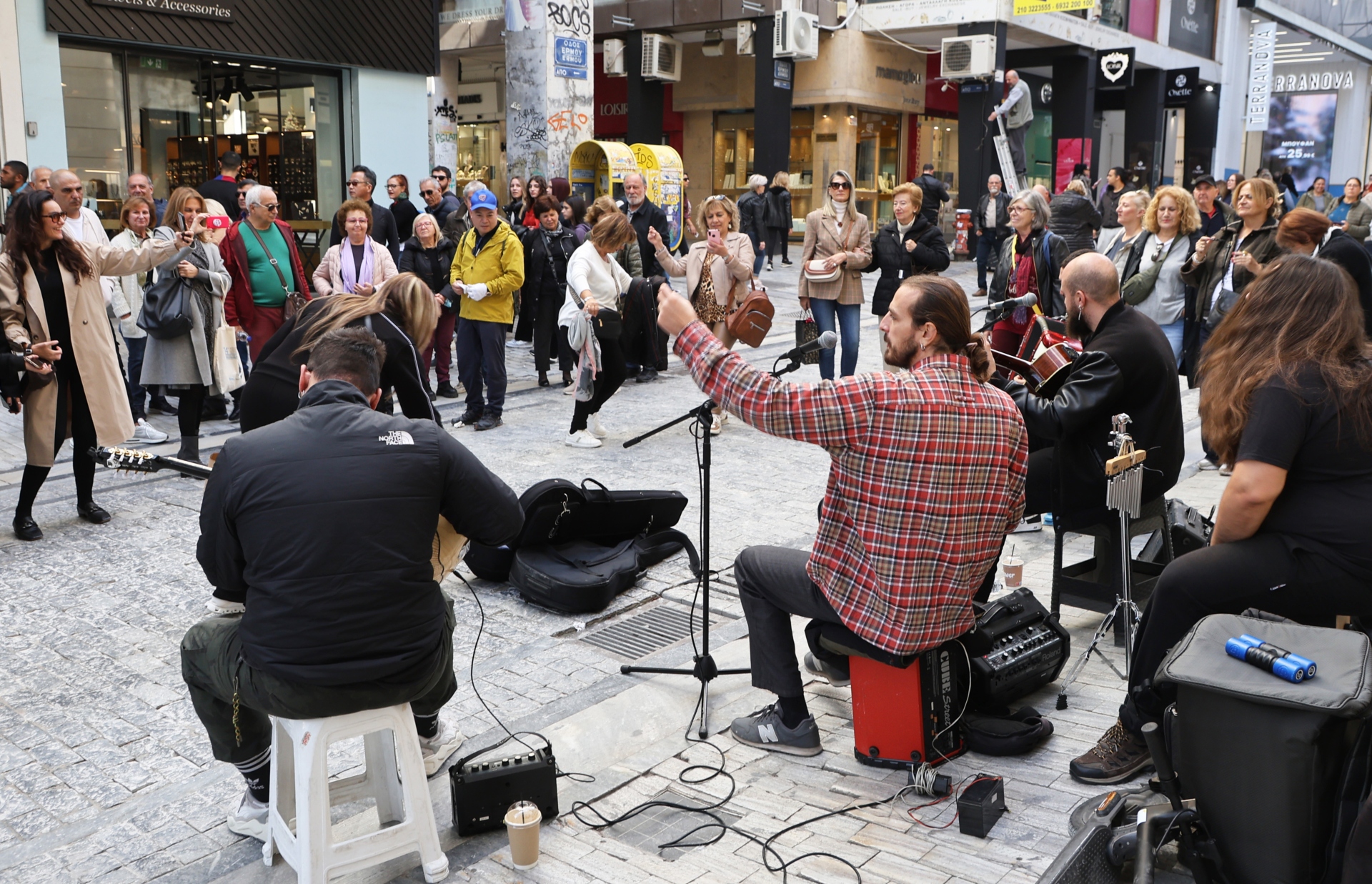 “Πιστεύαμε ότι θα μας θεωρούν ζητιάνους” – Οι ιστορίες των μουσικών του δρόμου-5