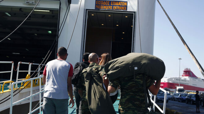 η-μαμά-οδηγεί-τανκ-563340583