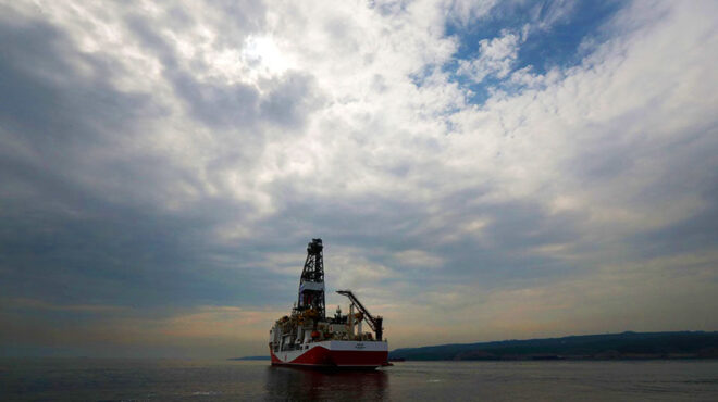 εντός-και-εκτός-παρατείνονται-οι-κυρώ-563340526