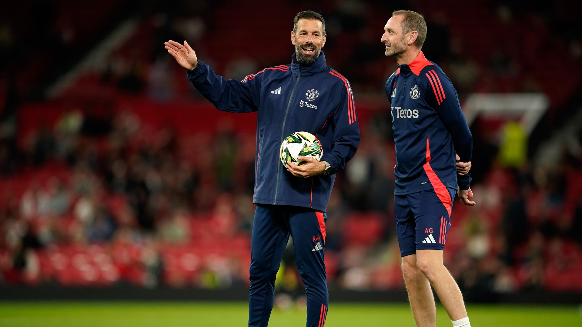 Ο Φαν Νιστελρόι κερδίζει τους παίκτες της Μάντσεστερ Γιουνάιτεντ-2