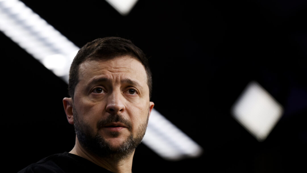 bloomberg-πιέσεις-στον-ζελένσκι-για-να-διαπρα-563329114