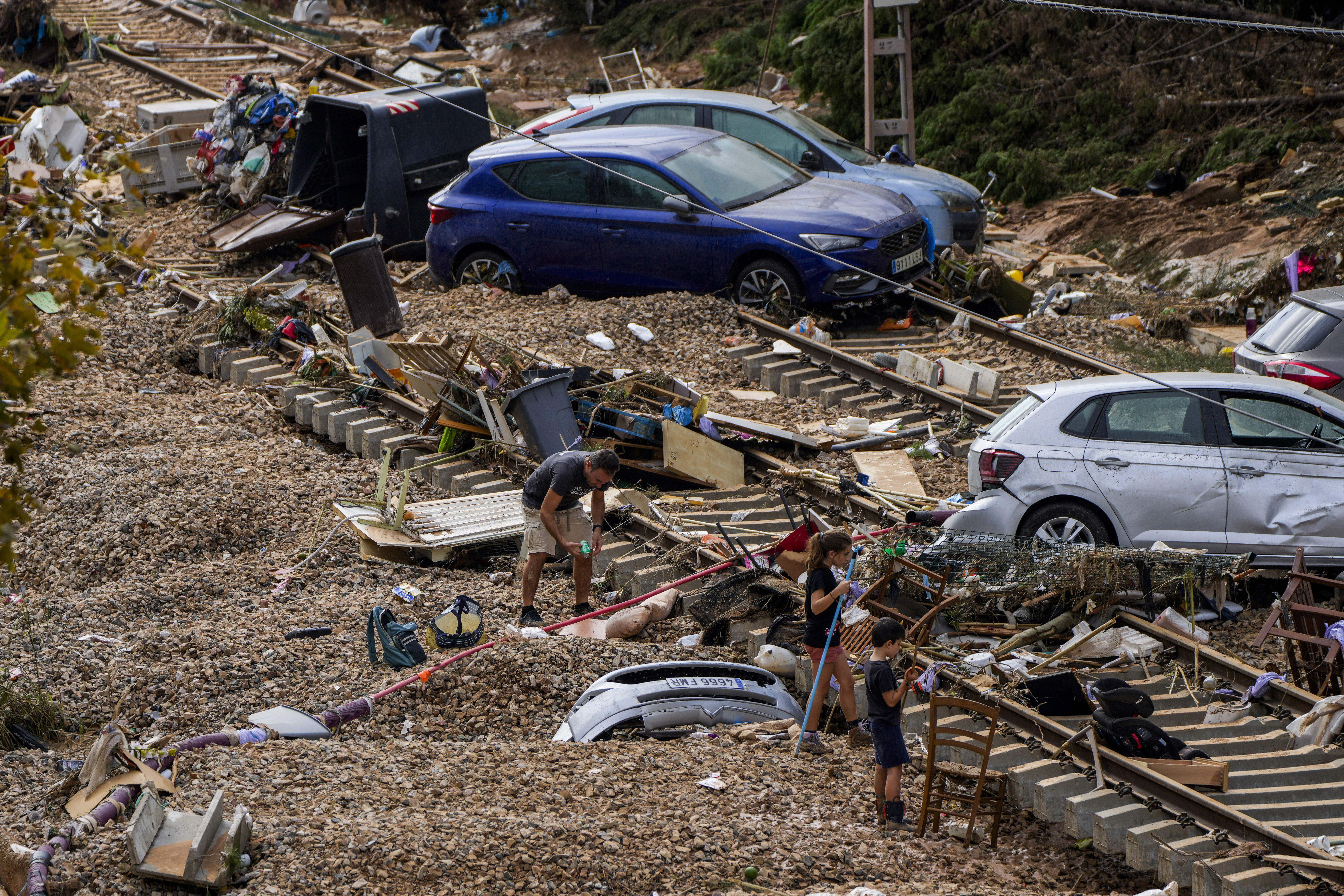 Ισπανία: 1.000 στρατιώτες αναζητούν επιζώντες στις λάσπες της Βαλένθια-6
