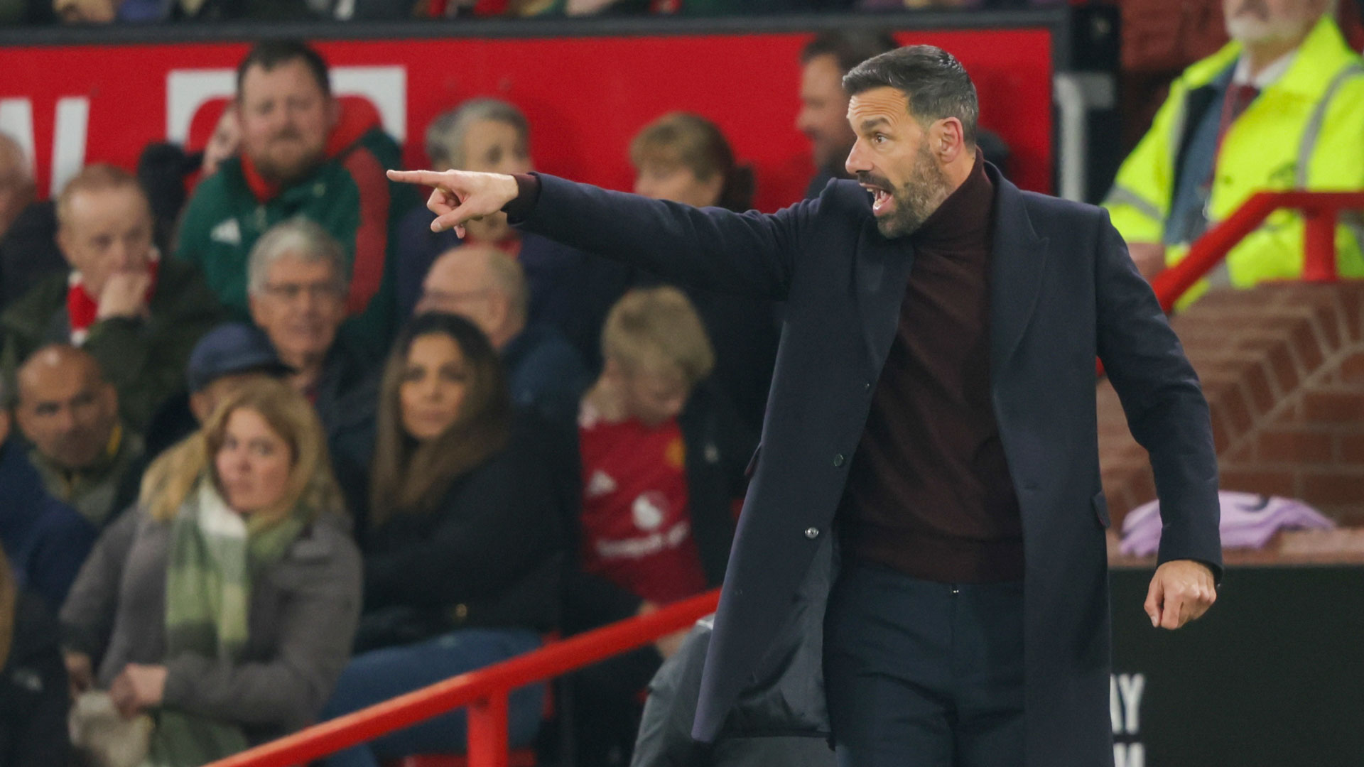 Ο Φαν Νιστελρόι κερδίζει τους παίκτες της Μάντσεστερ Γιουνάιτεντ-1