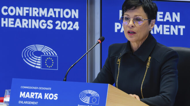 ε-ε-η-νέα-επίτροπος-διεύρυνσης-καλεί-τ-563343568