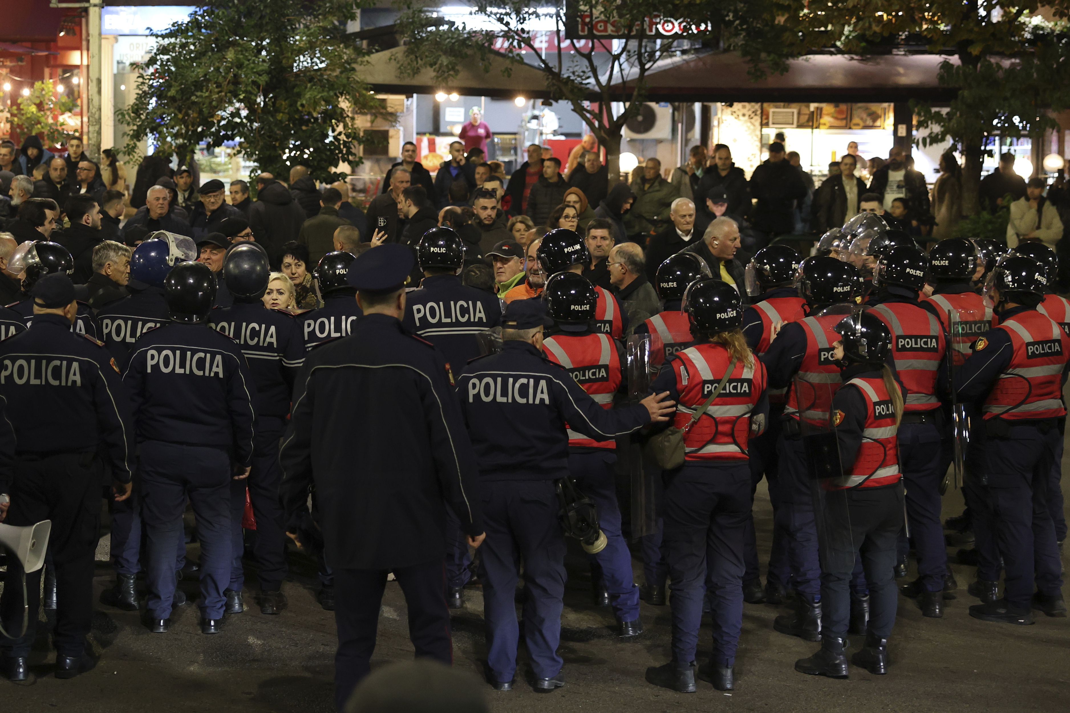 Αλβανία: Επεισόδια στα Τίρανα σε διαδήλωση κατά της κυβέρνησης Ράμα-2