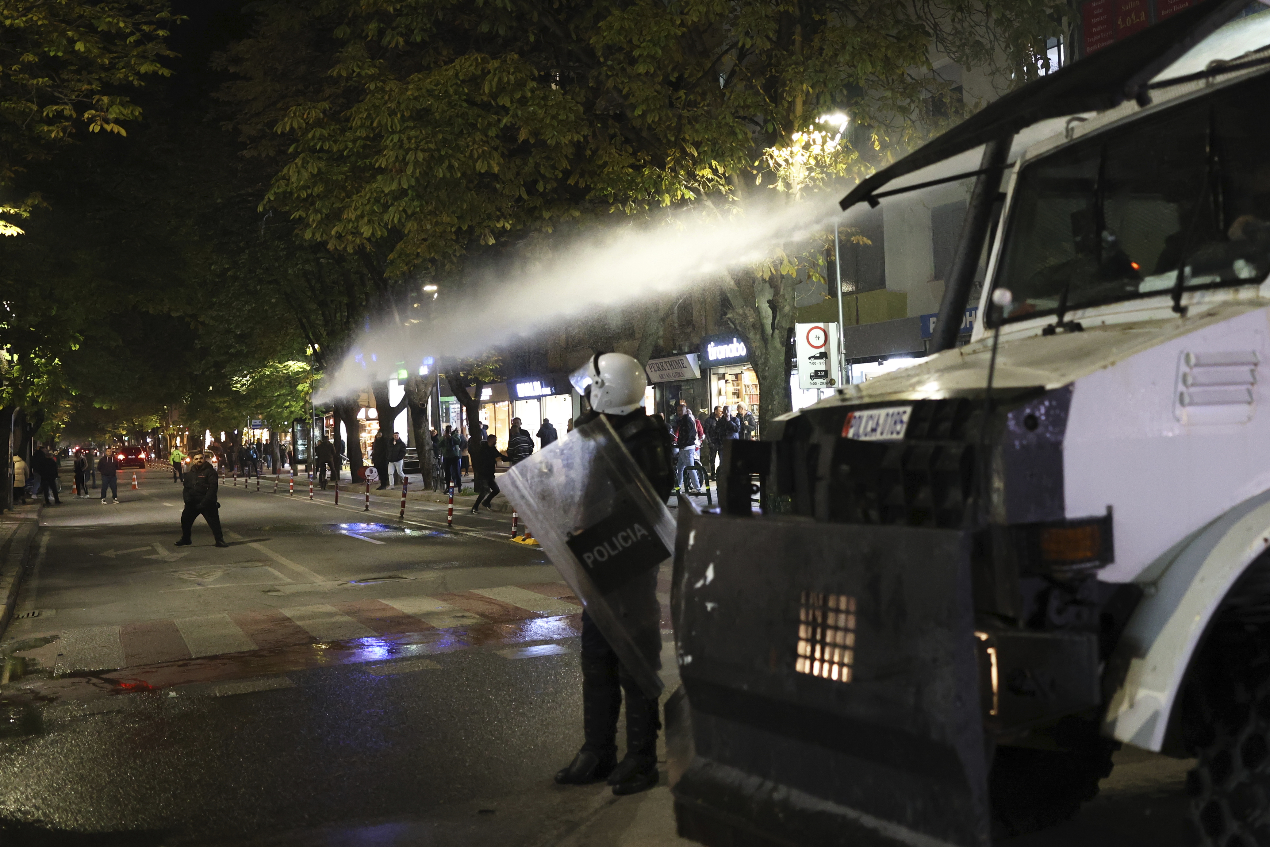 Αλβανία: Επεισόδια στα Τίρανα σε διαδήλωση κατά της κυβέρνησης Ράμα-1