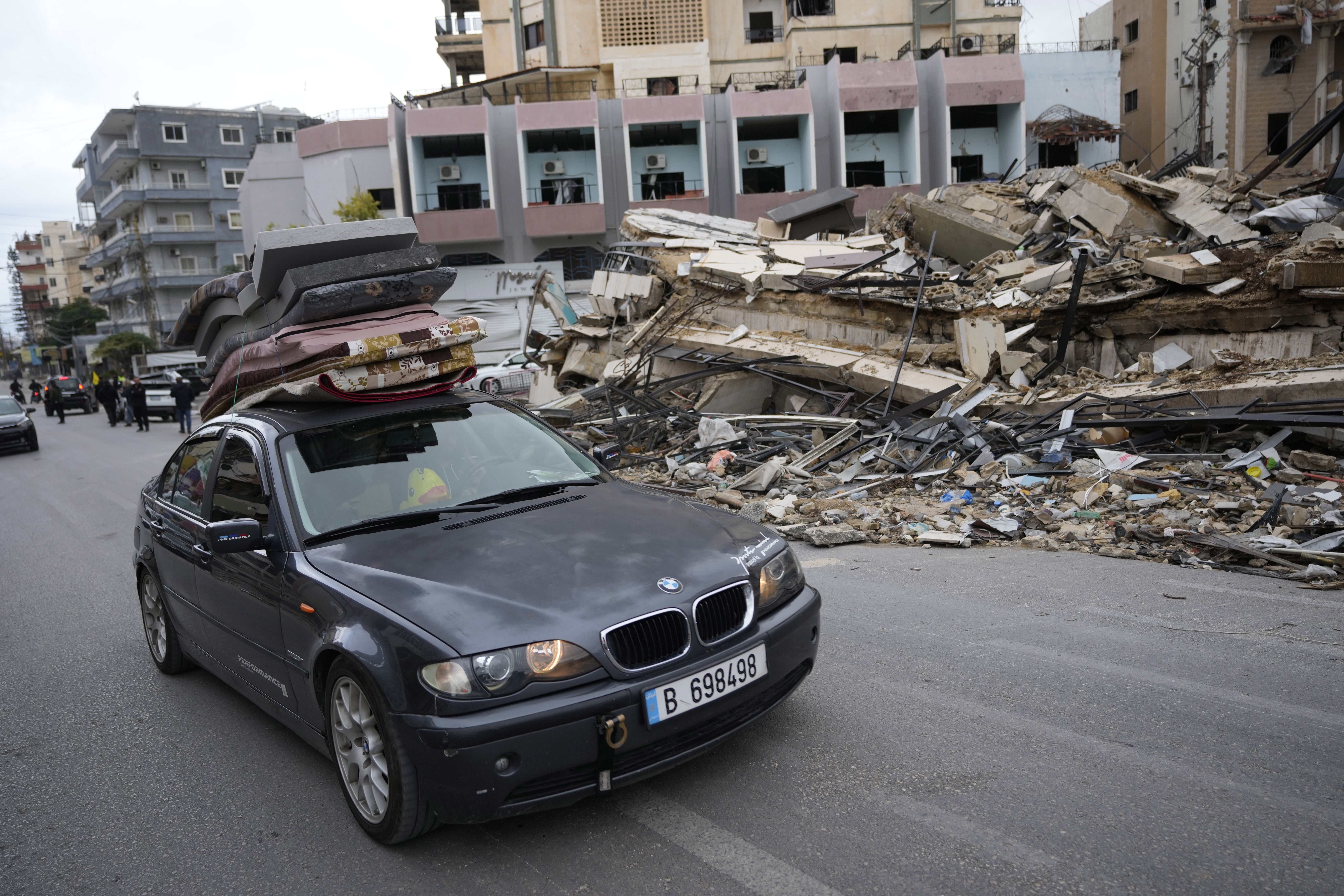 Οι εικόνες της εκεχειρίας στον Λίβανο – Χιλιάδες άμαχοι επιστρέφουν στον ερειπωμένο Νότο-4