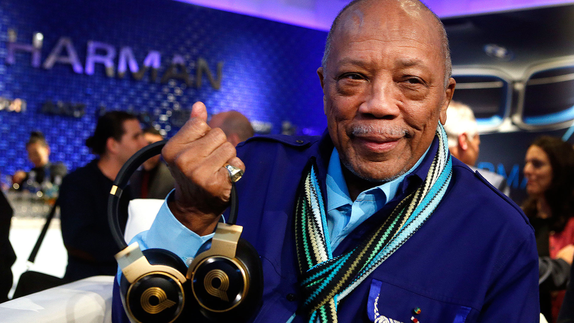 Αφηνε χώρο στο στούντιο για «να χωρέσει και ο Θεός»-1