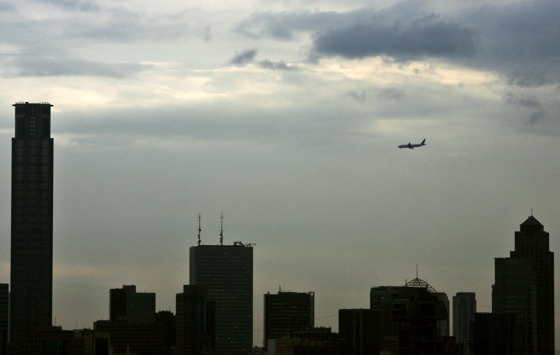 Συνωστισμός στους αιθέρες της Μέσης Ανατολής: Ρουκέτες, εμπορικές πτήσεις, μαχητικά και drones-2