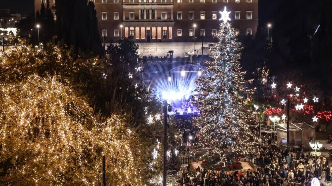 αθήνα-φωταγωγήθηκε-το-χριστουγεννιά-563346205