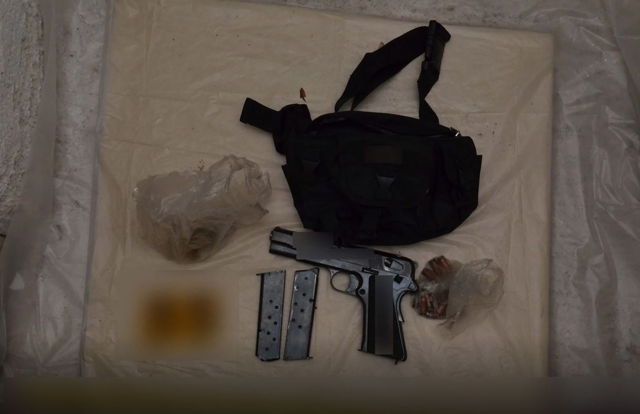 Παγκράτι: Φωτογραφίες από τα ευρήματα στην αποθήκη – οπλοστάσιο-4