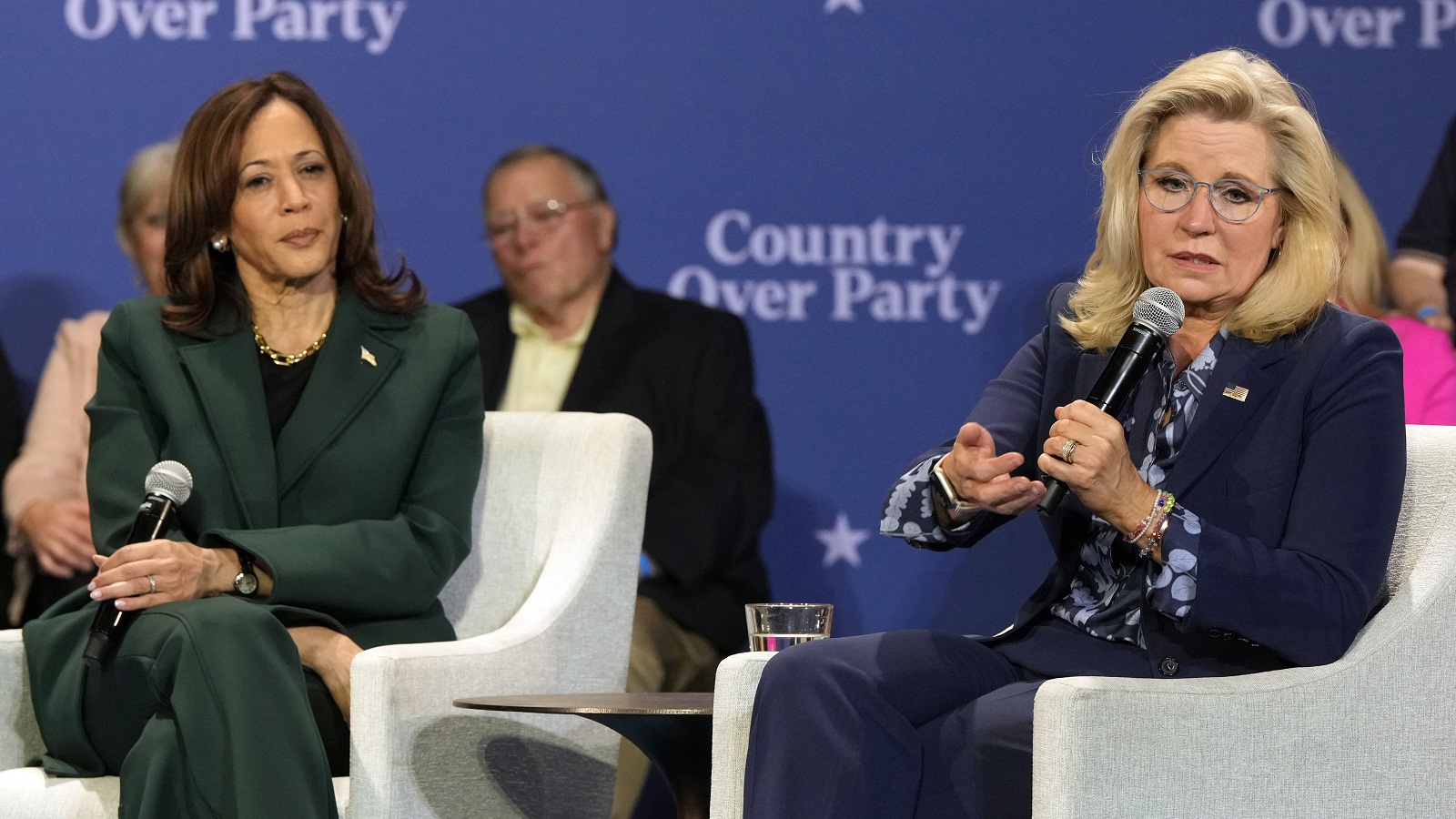 Ντόναλντ Τραμπ: Την Λιζ Τσέινι πρέπει να την πυροβολήσουν-1