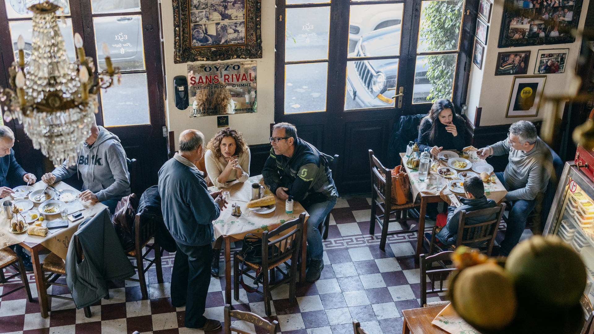 Σ’ αυτές τις 10 ιστορικές ταβέρνες της Αθήνας πρέπει να φας έστω μια φορά-3