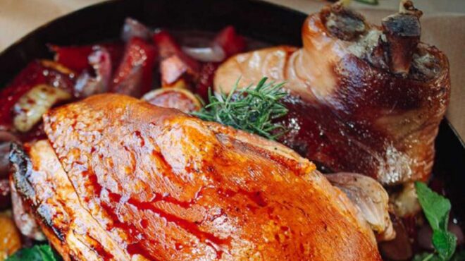 χοιρινό-κότσι-με-σταφίδες-μπούκοβο-μα-563338462