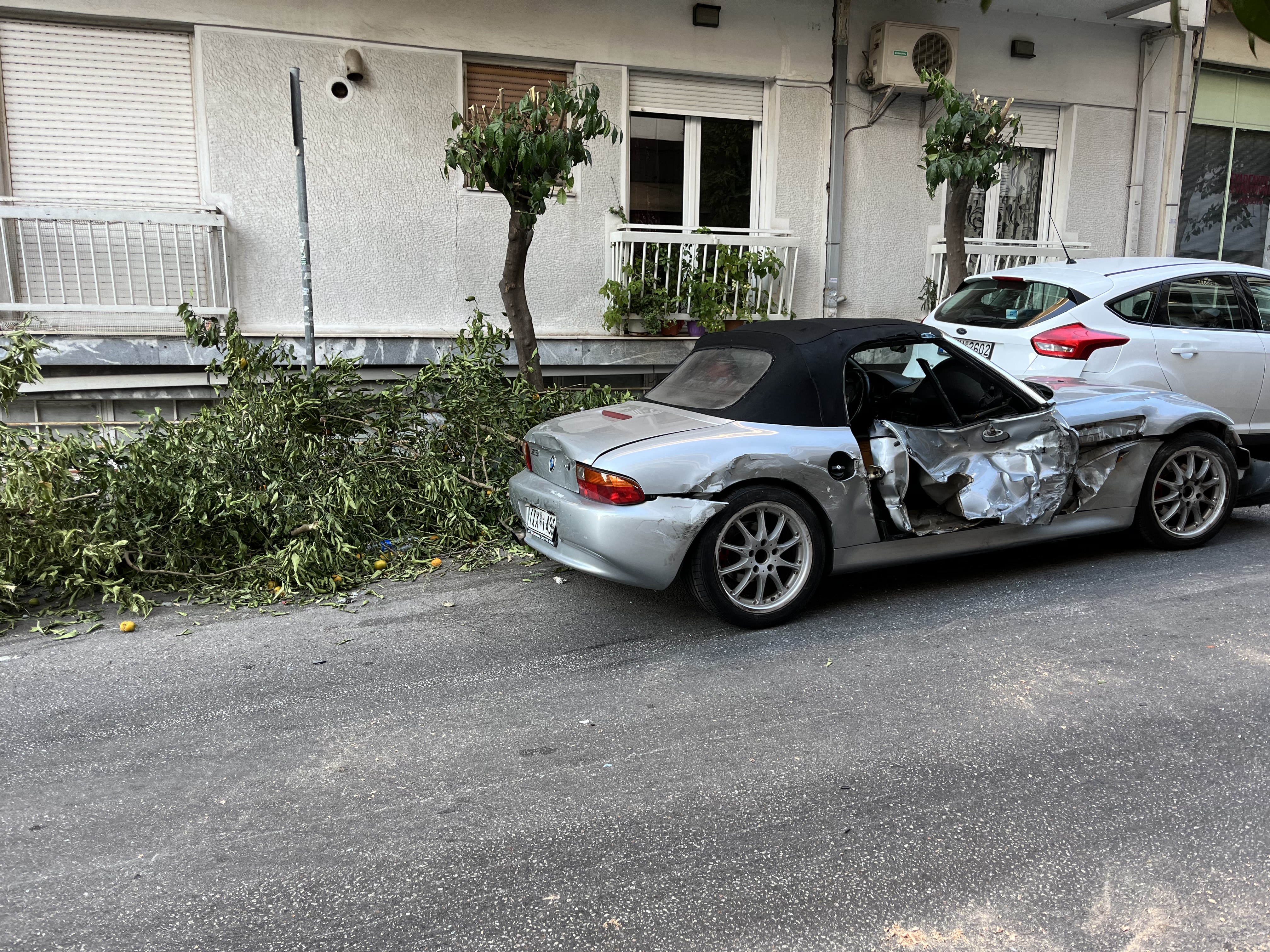 Τροχαίο με έναν τραυματία στη Νίκαια: Βίντεο – ντοκουμέντο από τη σύγκρουση λεωφορείου με Ι.Χ.-2