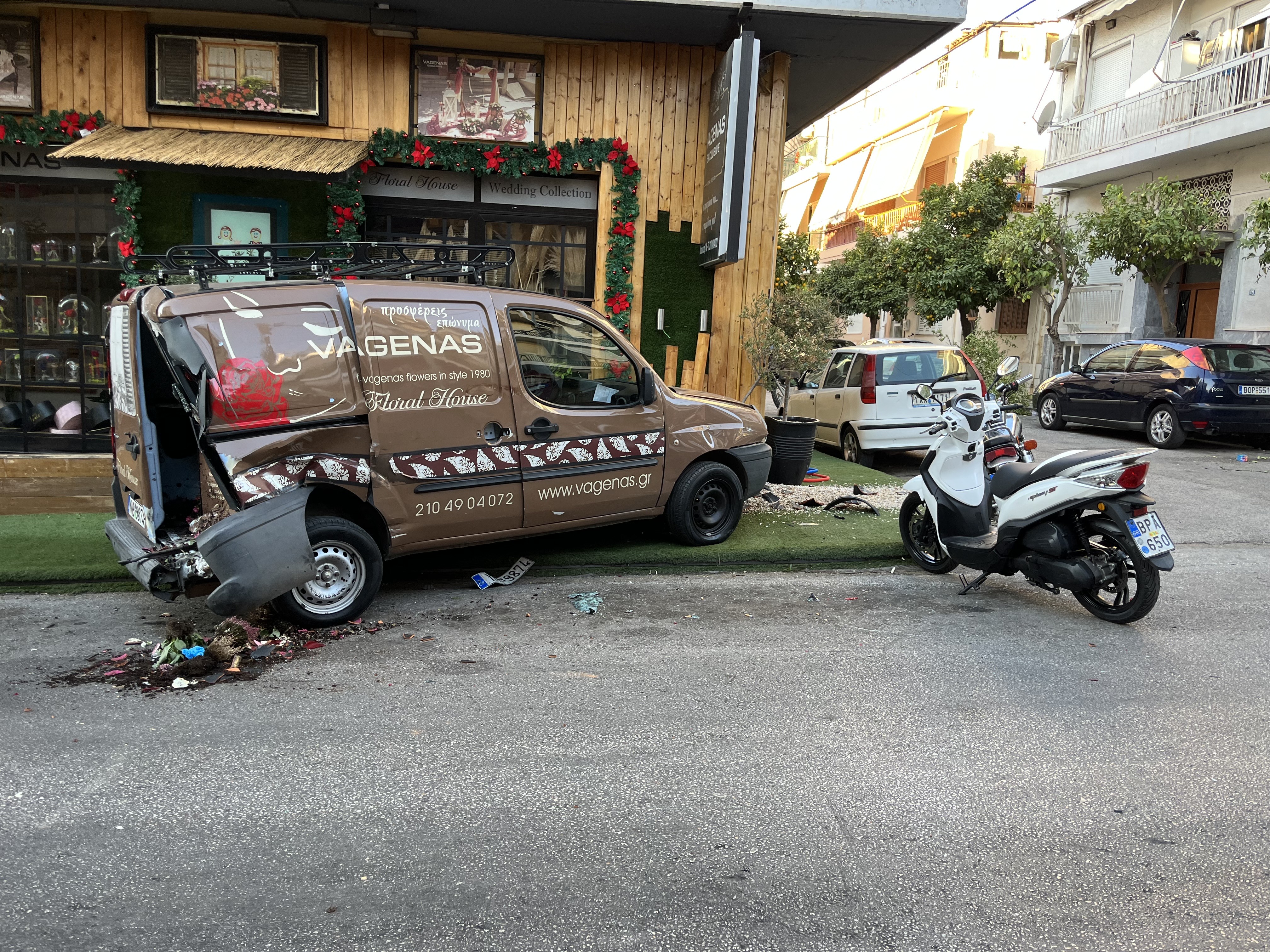 Τροχαίο με έναν τραυματία στη Νίκαια: Βίντεο – ντοκουμέντο από τη σύγκρουση λεωφορείου με Ι.Χ.-1