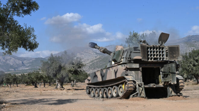 βολές-πυροβολικού-με-τη-βοήθεια-drones-563325079